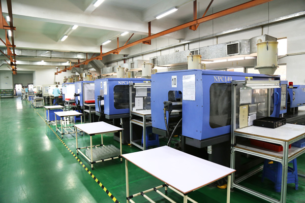 plastic injection molding machines